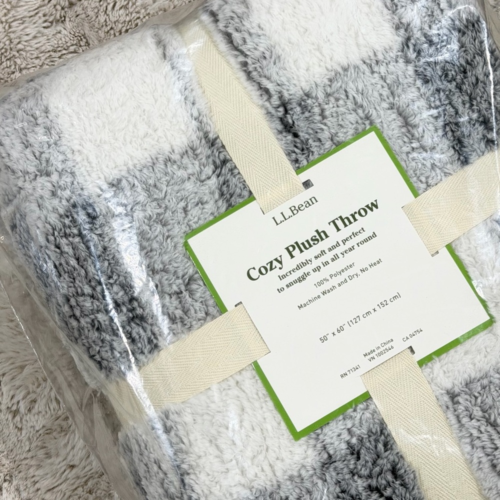 L.L. Bean Cozy Plush Throw, Plaid - Picture 6 of 8